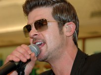 Robin Thicke Treats Fans to Free Chicago Show