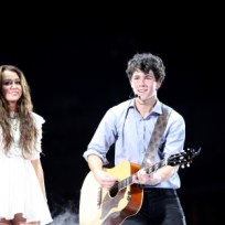 Miley Cyrus & Nick Jonas Team Up On Stage In Dallas