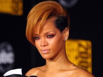 Rihanna Rocks Out on "SNL"