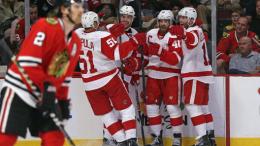 Red Wings Blast Blackhawks 4-1, Even Series