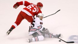 Blackhawks Beat Red Wings 4-1 to Stay Alive