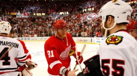 Blackhawks Sign Former Red Wing Giant