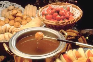 The Lobby Lounge at <a href="http://www.swissotelchicago.com" target="=blank">Swissôtel Chicago</a> offers two types of fondue.