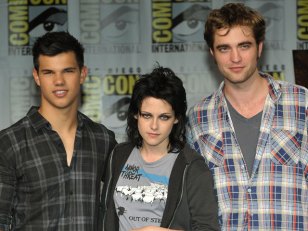 "Twilight Saga: New Moon" Stars Headed Out On 15-City Mall Tour