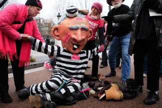 Protesters Pelt Bush Caricature With Shoes Outside White House