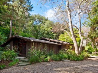 Ed O'Neill Buys Home Fit for a "Modern Family" 