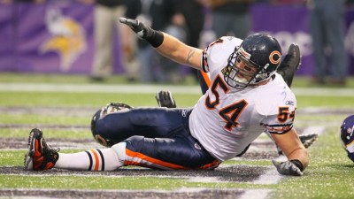 Urlacher's Knee Still Isn't Fully Healed