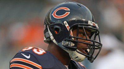Linebacker Nick Roach Signs with Oakland