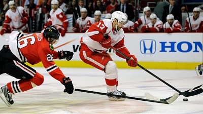Blackhawks Edge Red Wings in Series Opener