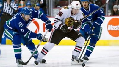 Blackhawks Beat Canucks for 4th Straight Win 