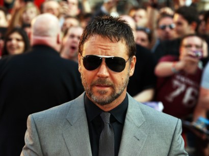 Tough guy actor Russell Crowe was reportedly banned from a British pub, but his manager denies it.