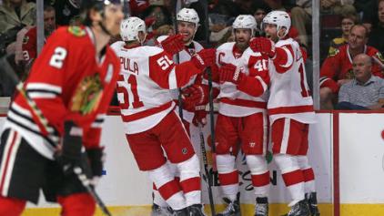 Red Wings Blast Blackhawks 4-1, Even Series