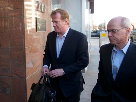 NFL Owners, Players Extend Talks 24 Hours