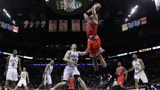 Spurs Beat Bulls in San Antonio