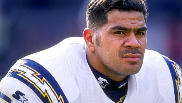 Ex-NFLer Seau Commits Suicide