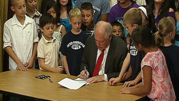 Quinn Signs Bilingual Education Law