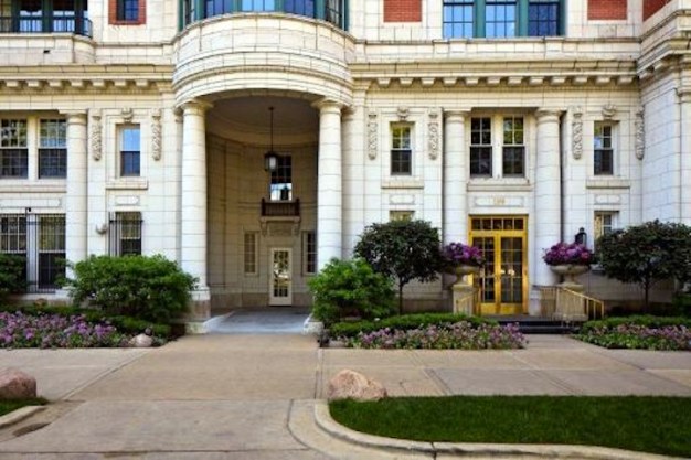 Oprah Puts Chicago Condo On Market For $2.8 M