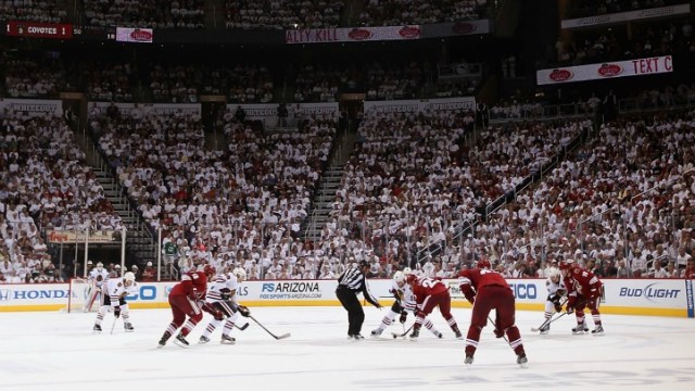 Blackhawks Trump Coyotes in Game 5