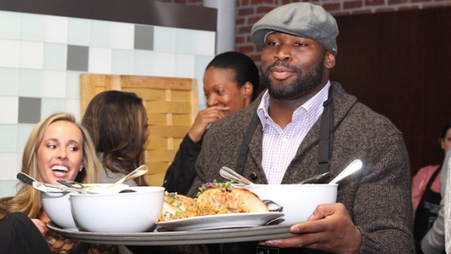 Bears Players Dish Up Thanksgiving Dinner