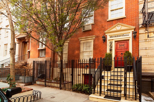 Former NBA Star Scopes Out NYC Crib with Indoor Pool