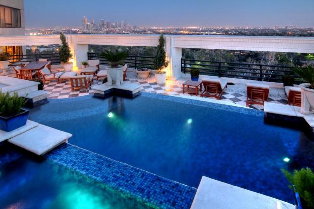 The Ideal Bachelor Pad in the Ideal Bachelor City 