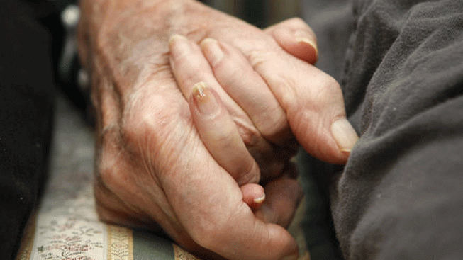 Couple married 69 years die minutes apart, holding hands