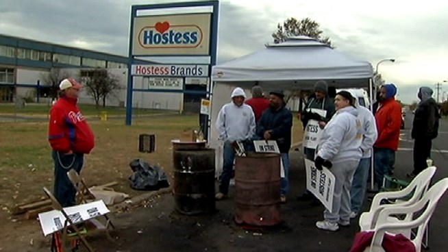 Hostess makes good on its threat to close after striking workers didn't leave the picket line. Thousands of jobs are lost, as is a decades-old childhood tradition. Emily Florez reports.