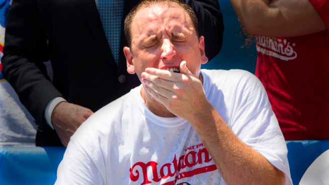 Joey Chestnut ate his way to a sixth straight win at the Fourth of July hot dog eating contest at Coney Island on Wednesday, tying his personal best in a sweaty, gag-inducing spectacle.The 28-year-old San Jose, Calif., man nicknamed 
