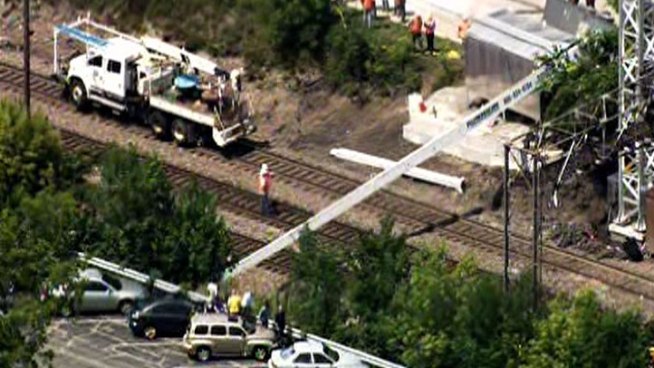 A downed crane in west suburban Westmont tested the patience of commuters Wednesday. Natalie Martinez reports.