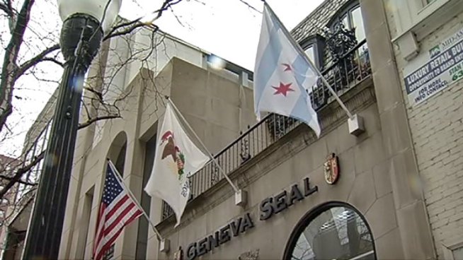 The portion of Oak Street is considered a special sign district that prohibits six different types of signs, including neon, flashing and banners. Anthony Ponce reports.