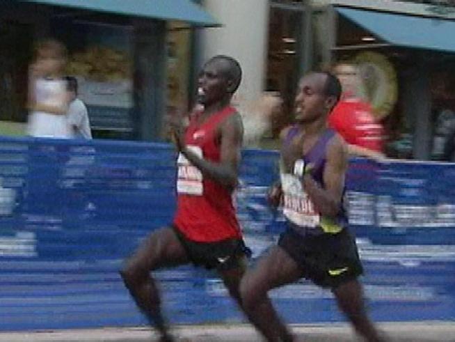 Watch the astounding neck-and-neck battle for 1st place at the finish of the 2010 Bank of America Chicago Marathon.