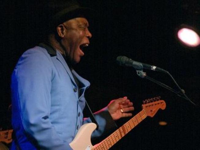 Sit back and enjoy the music as a true Chicago legend pops into his own South Loop club and takes the stage.