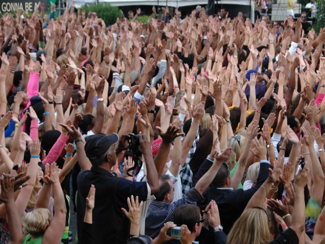 Check out the synchronized crowd dance at <a title=