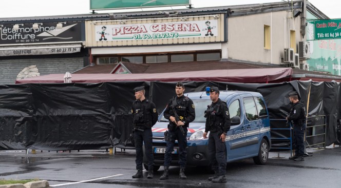 Young girl killed after auto  rams pizzeria near Paris