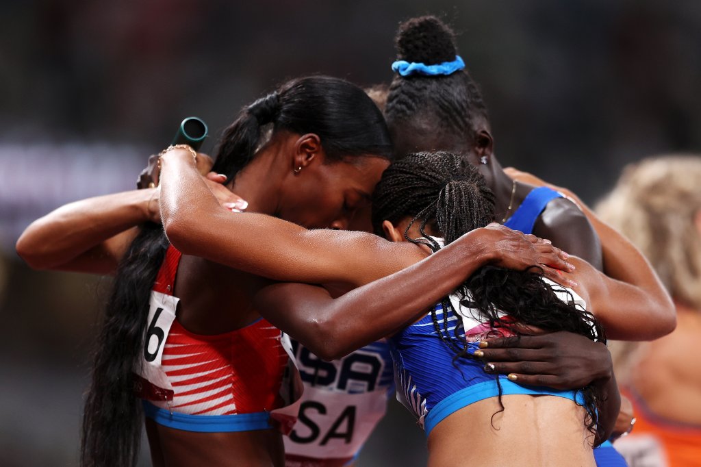 The U.S. women's 4x400 relay team celebrates