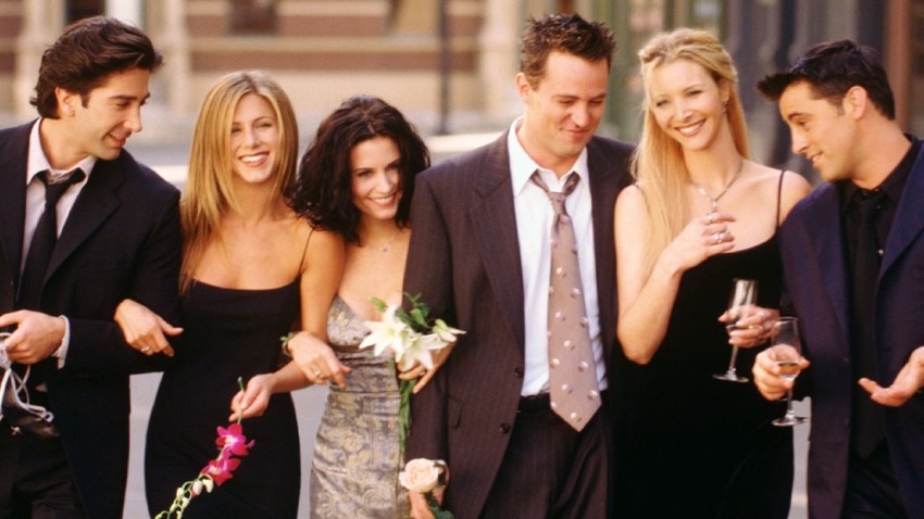 Iconic Friends Couch Takes A Seat In Chicago Nbc Chicago