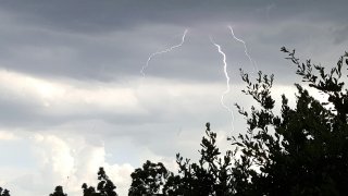 [UGCDFW-CJ-weather]Lightening Bryan Street near Live Oak