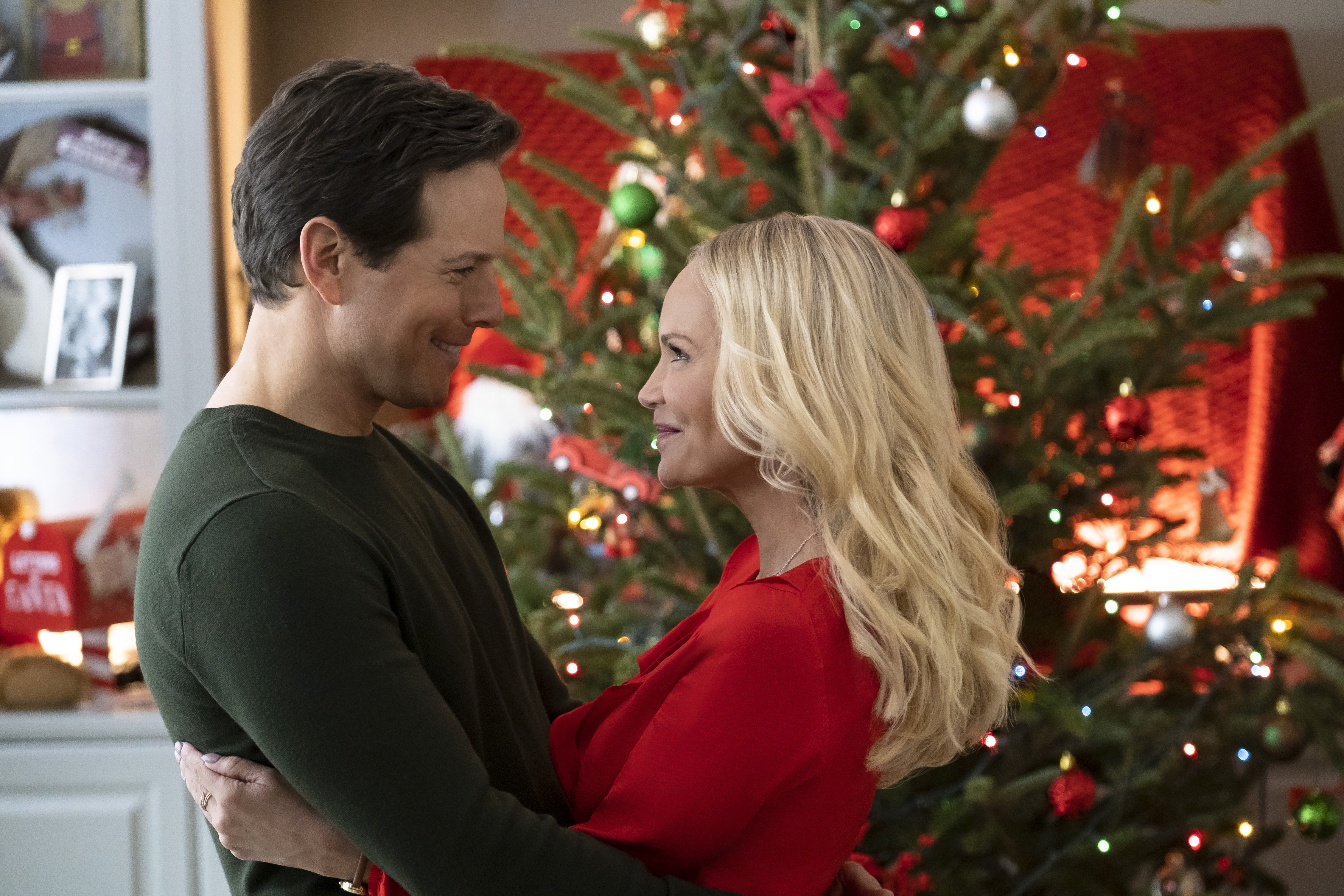 Elizabeth Henstridge & Ryan Paevey Share Traditions in 'Christmas at The  Plaza' (PHOTOS)