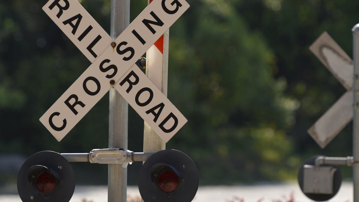 9岁的伊利诺伊州男孩骑自行车上学时被货运火车撞死