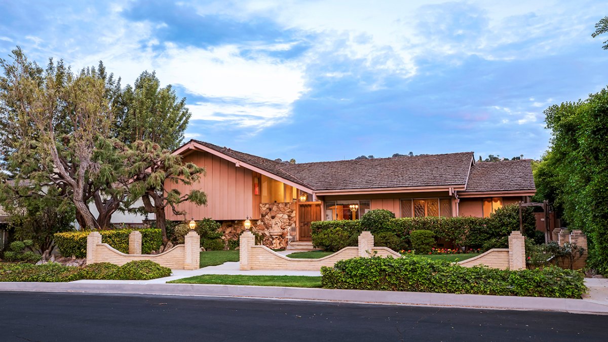 Studio City 'Brady Bunch' house sells for $3.2 million – NBC Chicago - Vimarsana News