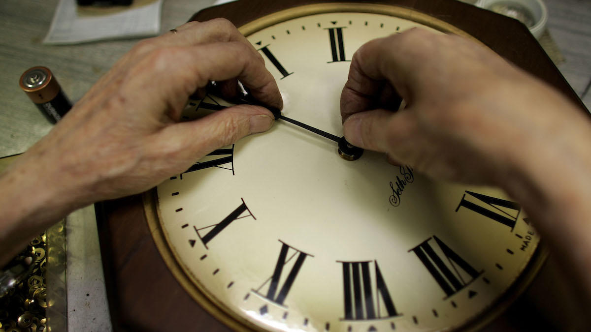 Tips for parents to help kids adjust to &lsquo;falling back for daylight saving time