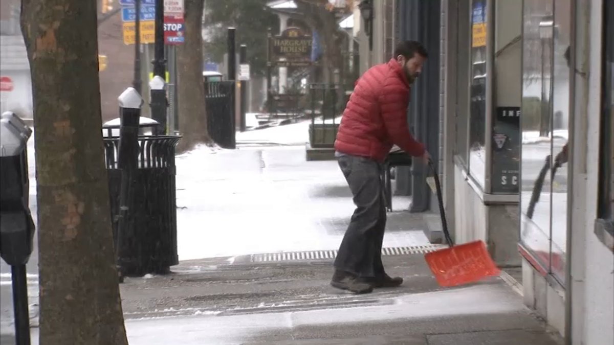 准备好你的铲雪工具：这里有12个清理人行道和车道时保持安全的小贴士