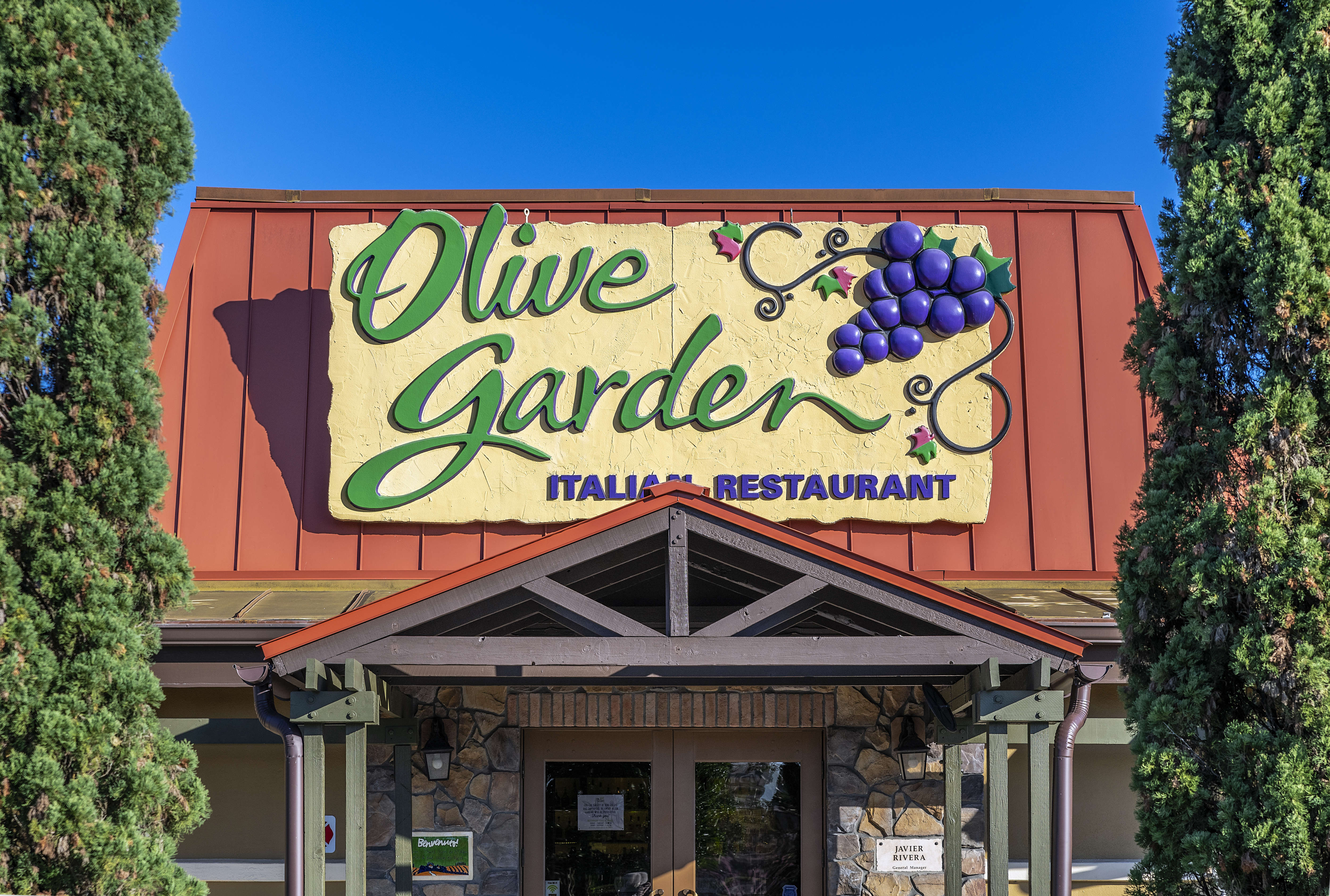 Worker: Olive Garden Customer Demanded and Got White Server – NBC Chicago