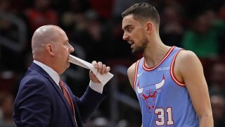 Tomas Satoransky talks to Bulls head coach Jim Boylen during a game against the Memphis Grizzlies