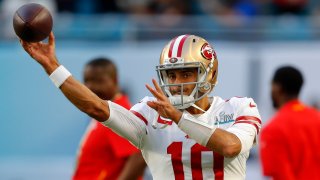 MIAMI, FLORIDA – FEBRUARY 02: Jimmy Garoppolo #10 of the San Francisco 49ers warms up prior to Super Bowl LIV against the Kansas City Chiefs at Hard Rock Stadium on February 02, 2020 in Miami, Florida. (Photo by Kevin C. Cox/Getty Images)