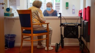 A visitor is talking to her relative in the visiting room of the Elisabeth-Roock-Haus