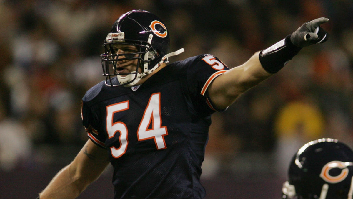 Former Chicago Bears player Brian Urlacher inducted into Pro Football Hall  of Fame - ABC7 Chicago