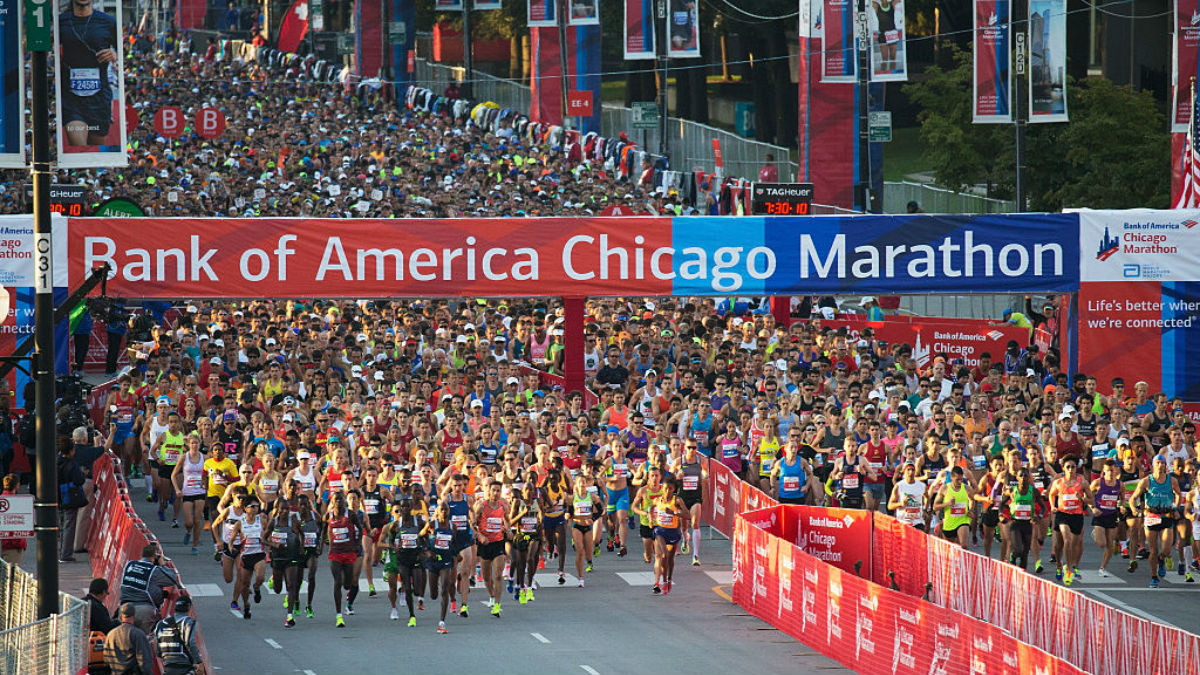 Milhares de corredores de Monroe street e a cabeça de Colombo Unidade para o início do Bank of America Maratona de Chicago em 9 de outubro de 2016, em Chicago, Illinois. (Foto de Tasos Katopodis/imagens Getty)