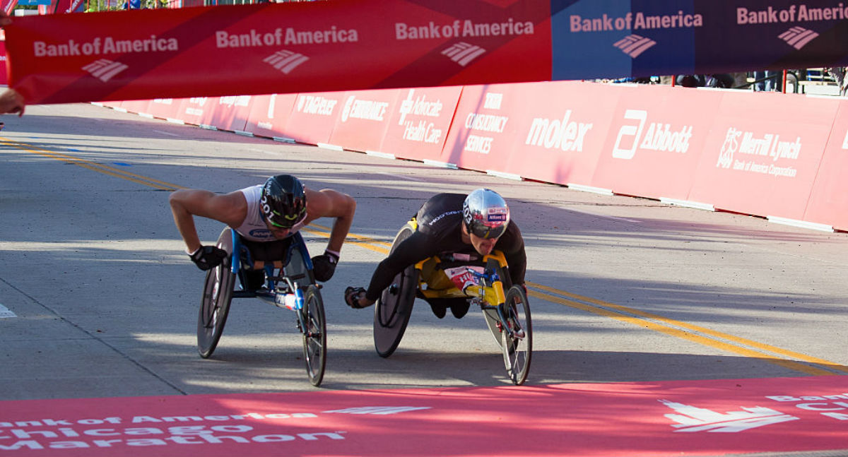 Kurt Fearnley Australiasta toinen sija ja Marcel Hug Sveitsistä ensimmäinen sija miesten pyörätuolikilpailussa Bank of America Chicagon maratonilla 9. lokakuuta 2016 Chicagossa, Illinoisissa. (Kuva: Tasos Katopodis / Getty Images)