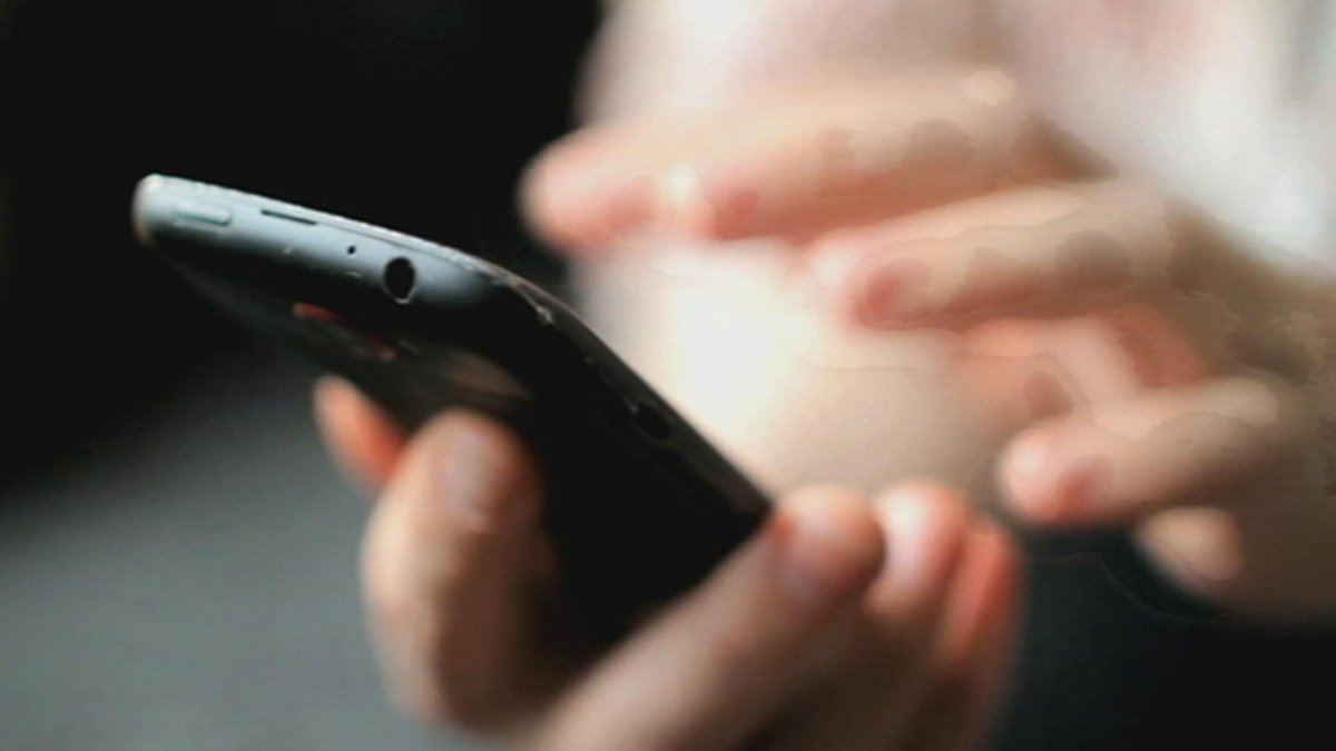 Man using dating sites to rob people at gunpoint in Chicago, police warn Man using dating sites to rob people at gunpoint in Chicago, police warn